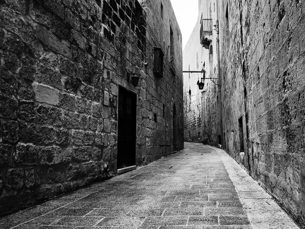 blog mdina bw street