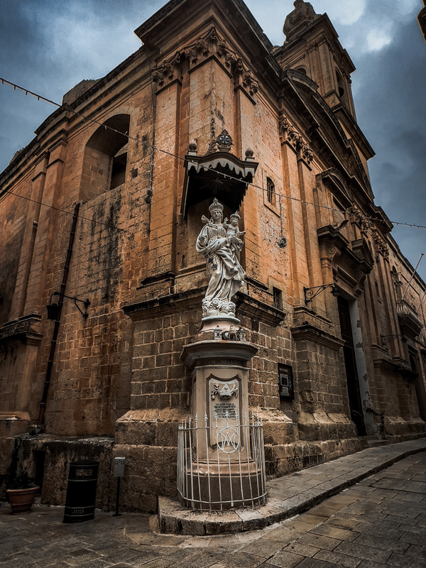 blog mdina statue