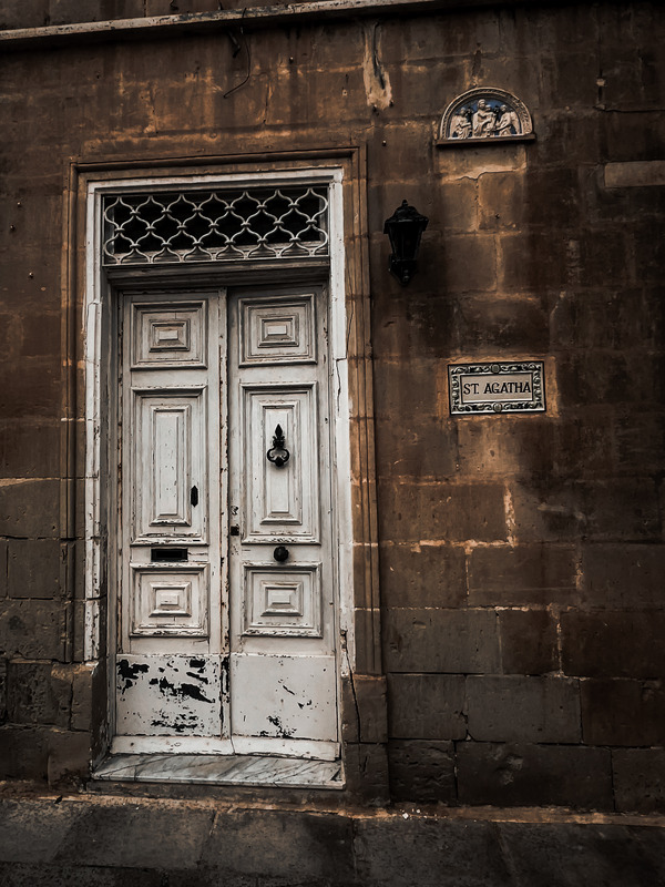 blog mdina white door